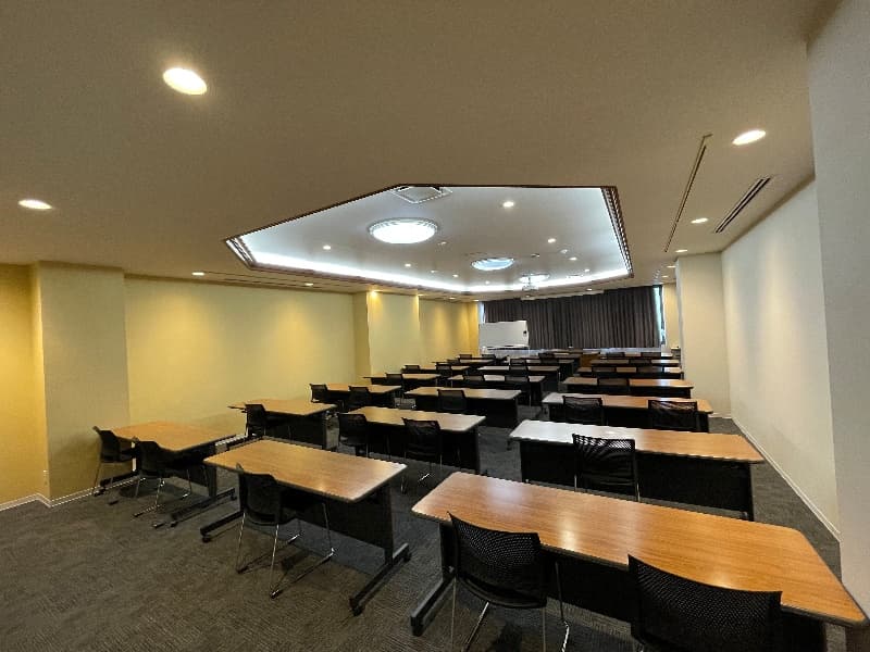 【中研修室④(105㎡)】
中研修室の中で一番広い会場でございます。
電球色の照明を使用した会場なので、
事務局様の控室や懇親会会場としても最適な会場です。