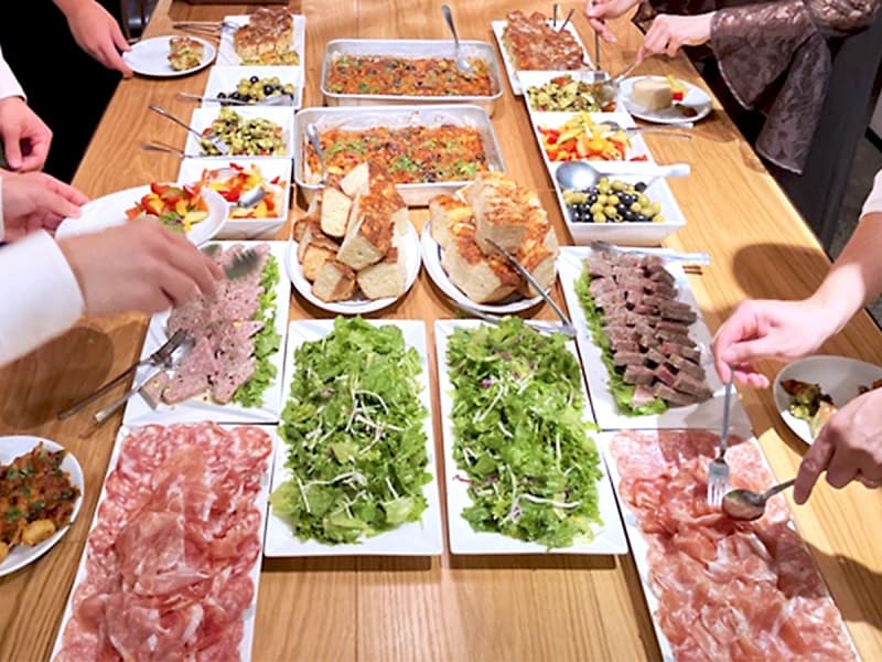 ☆… パーティープラン …☆
パーティープランは飲み放題付きで税込4,000円〜ご用意しています。
季節ごとの旬な素材にこだわった、彩り豊かなパーティー料理をビュッフェ形式でご用意いたします。