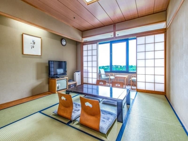 【和室１０畳】本館　
和室10畳間、バスなし、トイレ（ウォシュレット付）、TV、冷蔵庫(お客様ご利用用)、歯ブラシ、浴衣、バスタオル、フェイスタオル
※バス・トイレ付のお部屋もございます