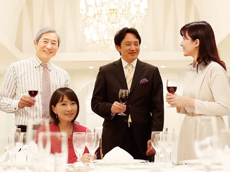 ご利用シーン【同窓会 -Class Reunion-】　ホテルオークラ神戸では、懐かしい友人と集うひとときをお手伝いいたします。ゆったりとした空間で、懐かしい仲間との再会を美味しいお料理とゆとりある空間でおもてなしいたします。ご利用人数20名様より、2時間ご利用でお一人様10,000円からのご案内となります。