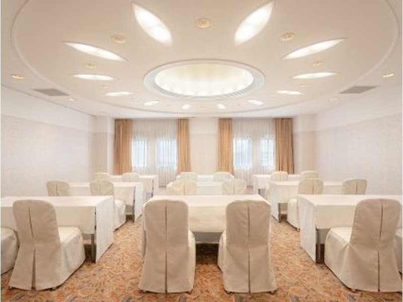 10～30名規模の集まりに最適なMeeting Room6。沖縄残波岬リゾートで、記憶に残る特別な時間をお約束いたします。