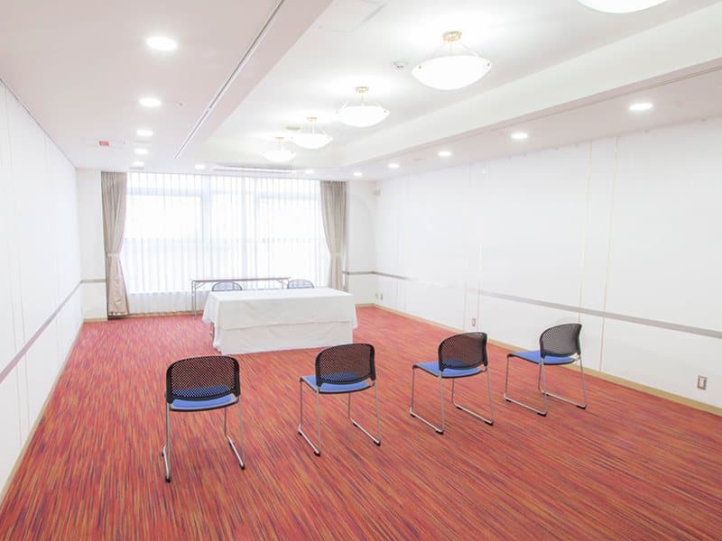 最大シアター型で８０名収容可能です。

お客様の用途に合わせてレイアウトさせていただきます。

「会議・研修・セミナー・展示会・パーティー等」、様々なニーズに合わせてご利用いただけます。