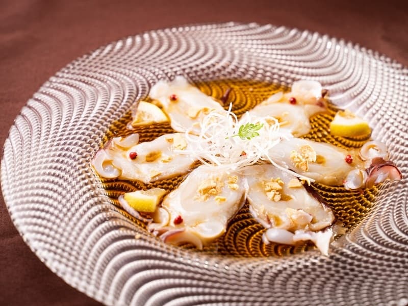 タコのカルパッチョ｜さっぱりと味わえる魚介の前菜が、会食の始まりを華やかに演出