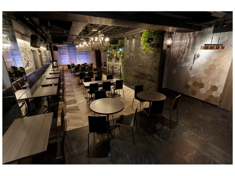 BAR & エントランス側から〈着席〉
