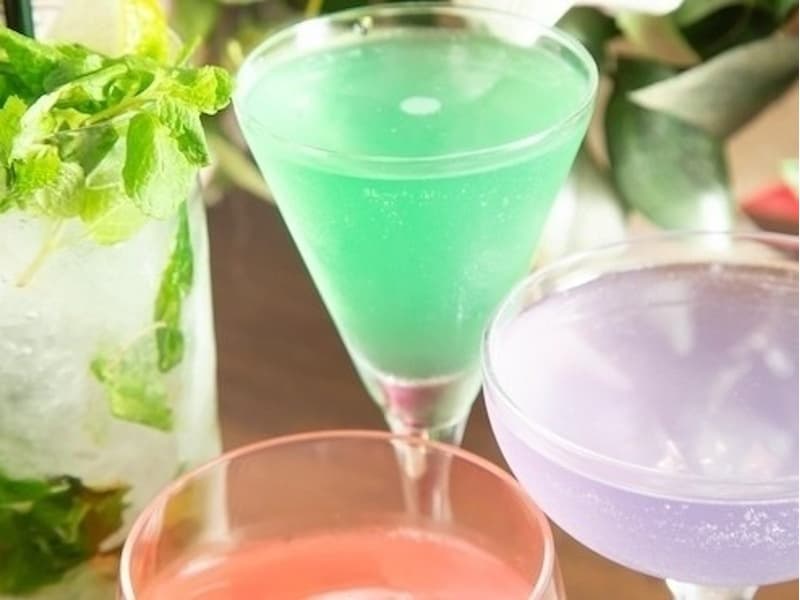 様々な種類のカクテルやオリジナルブレンドコーヒーを朝まで楽しめます。