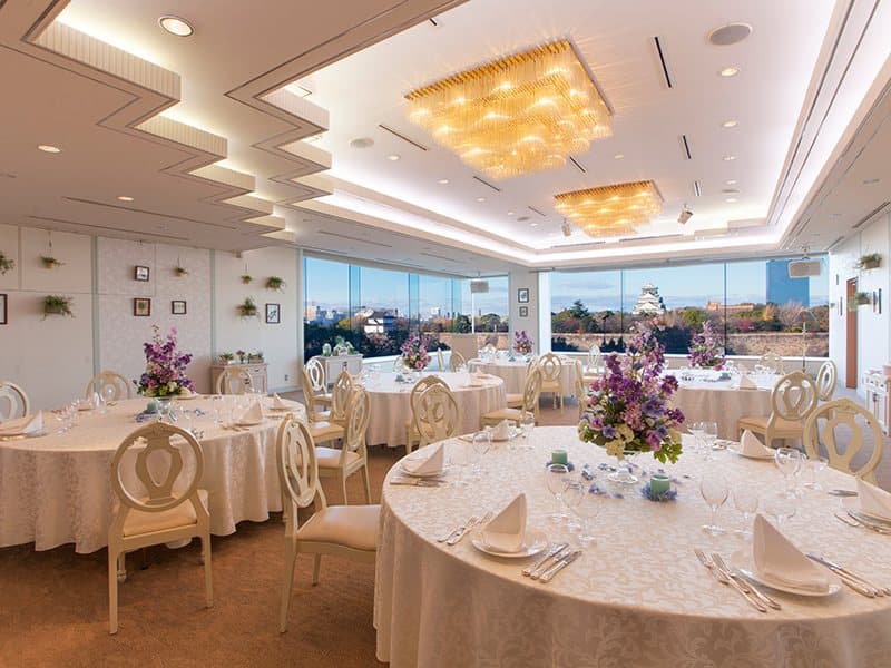 着席最大60名、立食70名対応の宴会場「曙の間」
2面に備えたガラス窓からは大阪城の景色はもちろん、大阪市街の遠景もお楽しみいただけます。
会場内にインテリアグリーンを配したアットホームな空間です。