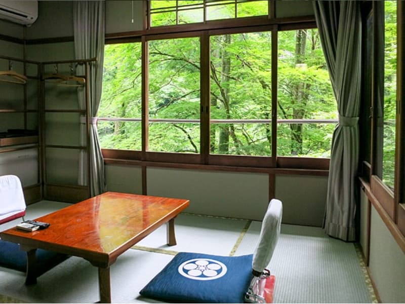 川側の和室6畳。2面の窓から日差しが差し込む古風なお部屋です。