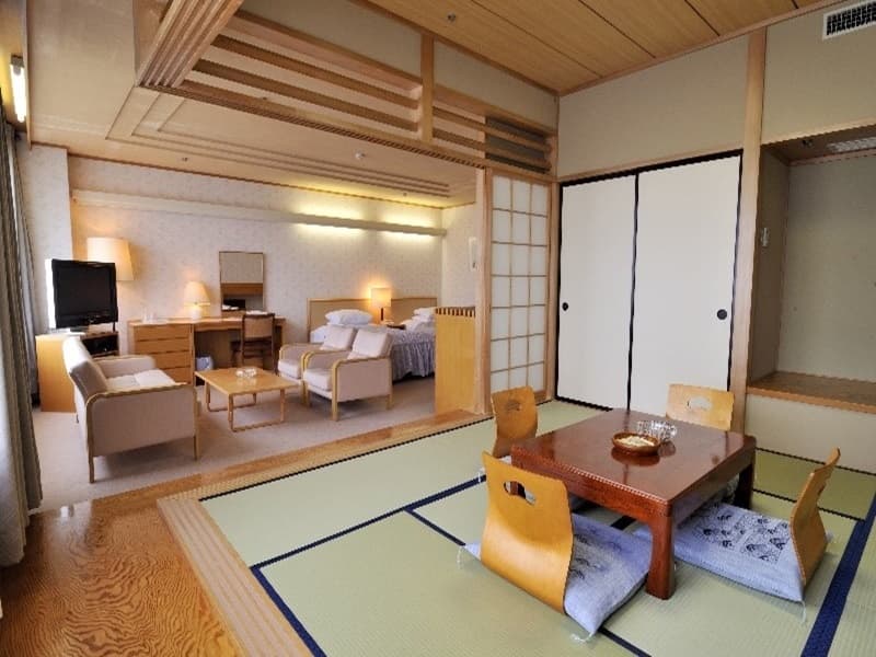 【和洋室】本館　和室8畳とツインのある広いお部屋
和室8畳間・ツインルーム・バス、トイレ（ウォシュレット付）、TV、空気清浄機
冷蔵庫(お客様ご利用用)、歯ブラシ、浴衣、バスタオル、フェイスタオル