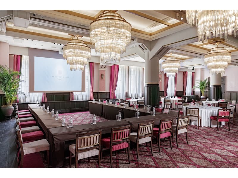 5F THE CONDER HALL
気品漂うクラシカルなバンケット「ザ コンダーホール」
創建当時の天井、壁面の装飾が忠実に残されていて、館内で最も銀行建築の贅を体感できます。