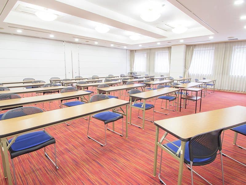 最大シアター型で120名収容可能です。
お客様の用途に合わせてレイアウトさせていただきます。
「会議・研修・セミナー・展示会・パーティー等」、様々なニーズに合わせてご利用いただけます。