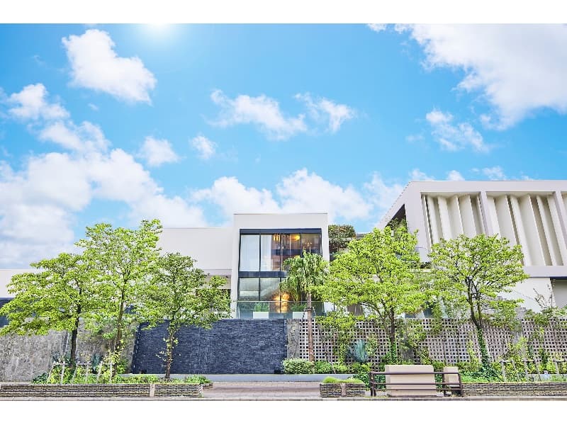 地下鉄桜通線「高岳」駅2番出口より徒歩30秒
大通りにそびえたつ存在感ある白亜の邸宅
