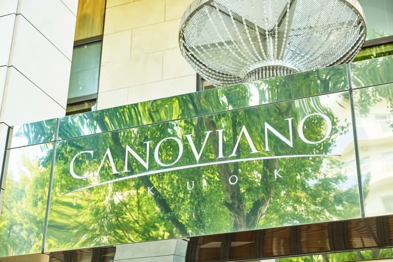 【カノビアーノ福岡】
イタリア・ミラノをモチーフにしたモダンでスタイリッシュな空間を舞台に。重厚なシャンデリアと、アーチ型の柱が目印の外観。