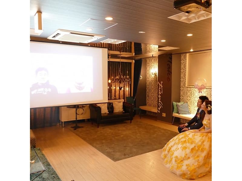 お席から見渡しやすい大型スクリーンで感動の締めを♪もちろん無料で利用可能です!