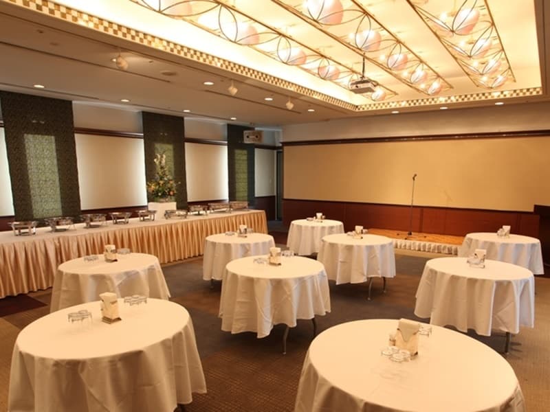【朝顔+椿】2部屋使用
100~180名まで収容可能
着席・シアター・立食・スクール・ロの字対応可能
※画像は朝顔を表示しております
