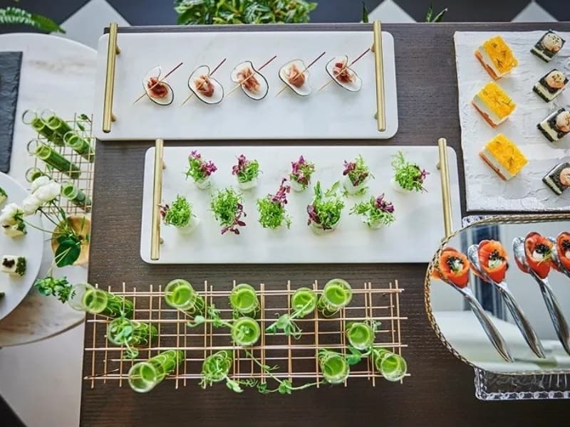 【ブッフェ料理】
冷菜・温菜・デザートをバランスよく構成したメニューをご提案させていただきます。
見た目にこだわったフィンガーフードや、ボリューム重視のメニュー考案も可能です。