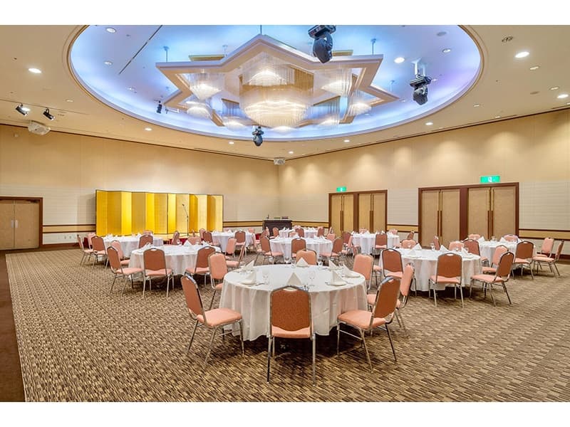 3階大宴会場「プレミアホール（550㎡）」
※2会場連結
分割時　サファイア・エメラルド（各270㎡）