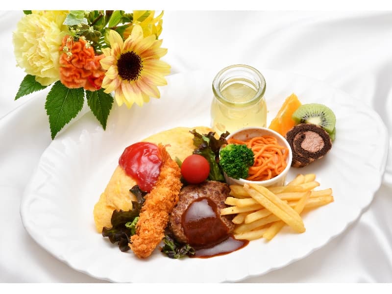 お子様ランチ　2,000円
・オムライス・ハンバーグ・海老フライ
・ナポリタン・フライドポテト・フルーツゼリー
・ケーキ・フルーツ