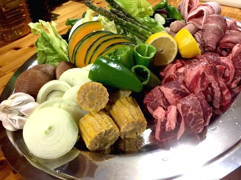 【バーベキュー（夏季限定5月～9月末まで）】
BBQ時のイメージになります。お肉、ウィンナー、野菜盛合せ（トウモロコシ、玉葱、ピーマン、カボチャ、ナス）、椎茸等