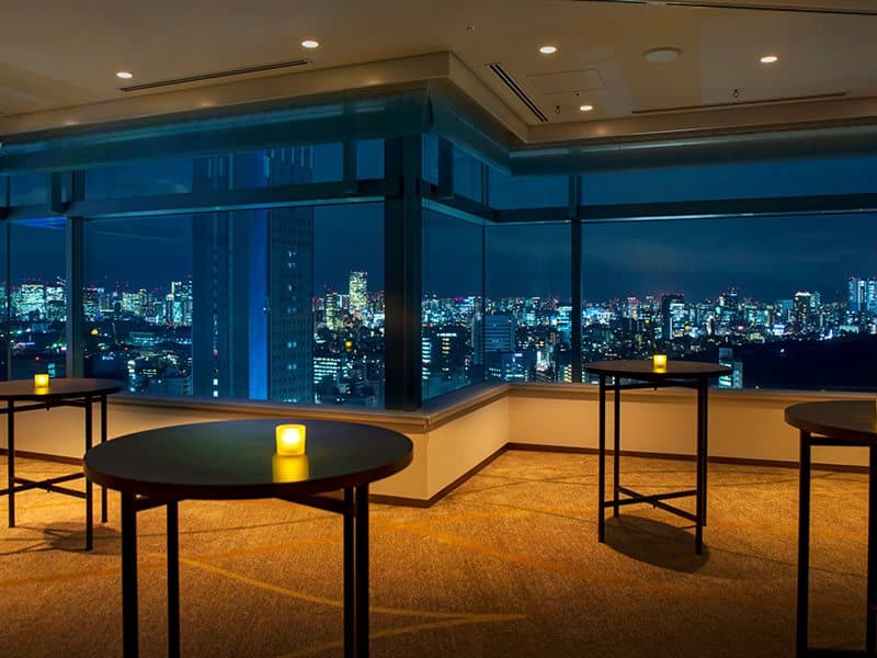 【遥】東・南・西の三方向を望む窓の外に広がる圧巻 の270°ビューが魅力。
昼は陽光と空、緑の清々しい雰囲気、夜は光り輝く東京の夜景を楽しみながらの展示会やパーティーにご利用いただけます。