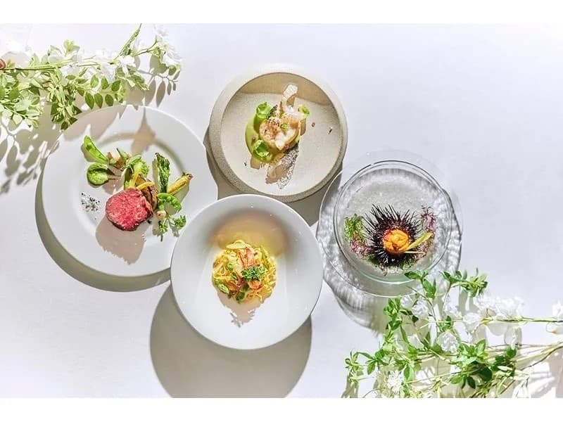 【料理コンセプト】
熊本の旬の食材を活かしフレンチをベースに和の技と感性を取り入れた“フレンチジャポネ”。地元の旬の食材を厳選し、味や見た目の美しさはもちろん、香りや食感、温度にもこだわった最高のアレンジで、食べることの愉しさも感じていただけます。