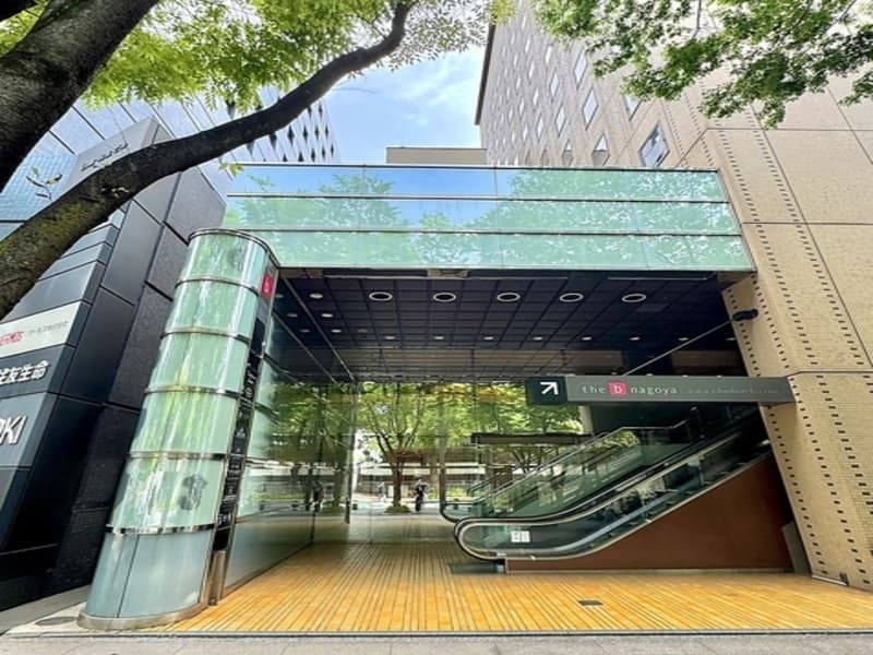 久屋大通り公園沿いを歩いていると大きな間口で目出つエントランス。２Fに上がってすぐが店舗の入り口