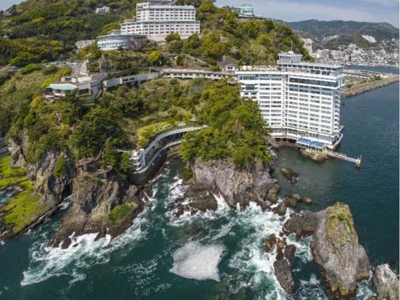 海に突き出すように建つ当館は、相模灘を一望するダイナミックなロケーションが特長のリゾートホテルです。