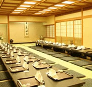【うたげ】
面積：全室80㎡ 
正餐　全室56名（西側24名／東側18名）