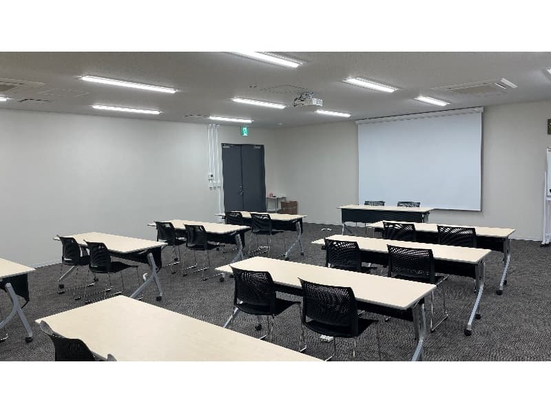 【中研修室③(86㎡)】
当館で唯一2階にある会場でございます。
コンセントとLANの差込口を多数用意した会場なので、
皆様パソコンをお持込みのご研修に最適な会場です。