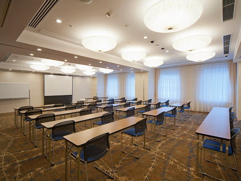最大シアター型で１００名収容可能です。

お客様の用途に合わせてレイアウトさせていただきます。

「会議・研修・セミナー・展示会・パーティー等」様々なニーズに合わせてご利用いただけます。
