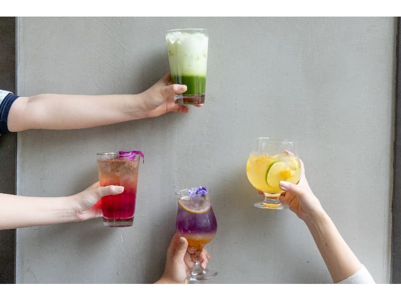ドリンクは通常の生ビールはもちろんの事。ハワイアンカクテルや、ノンアルコールのハワイアンモクテルなどもご用意しております！！