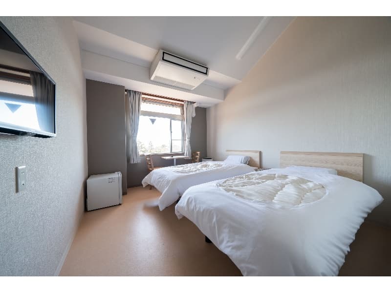 全館で43部屋、コンパクトに楽しめるお部屋から、
ゆったりとくつろぐことのできる広いお部屋まで、幅広いタイプのお部屋をご用意しています。
また、和室と洋室をご用意しているため、
老若男女問わずご利用いただきやすい宿泊拠点としてお楽しみいただけます。