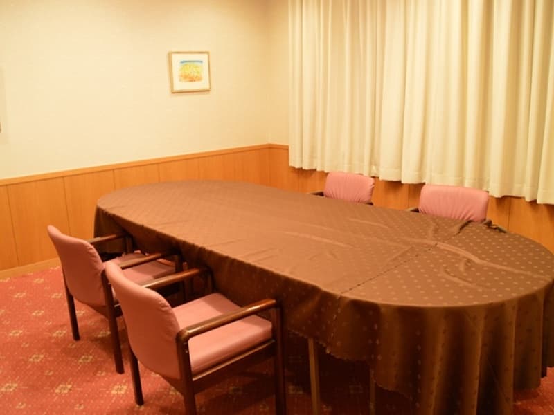 【聖】２名〜８名様のお集まりに最適な会場です。
赤色系のジュータンに小窓と、社内の応接室兼用としてご利用下さい。