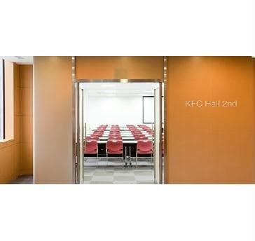 【KFCホールセカンド】
会場は、搬出入用エレベーターが近いため、展示会ではスムーズな設営が可能です。