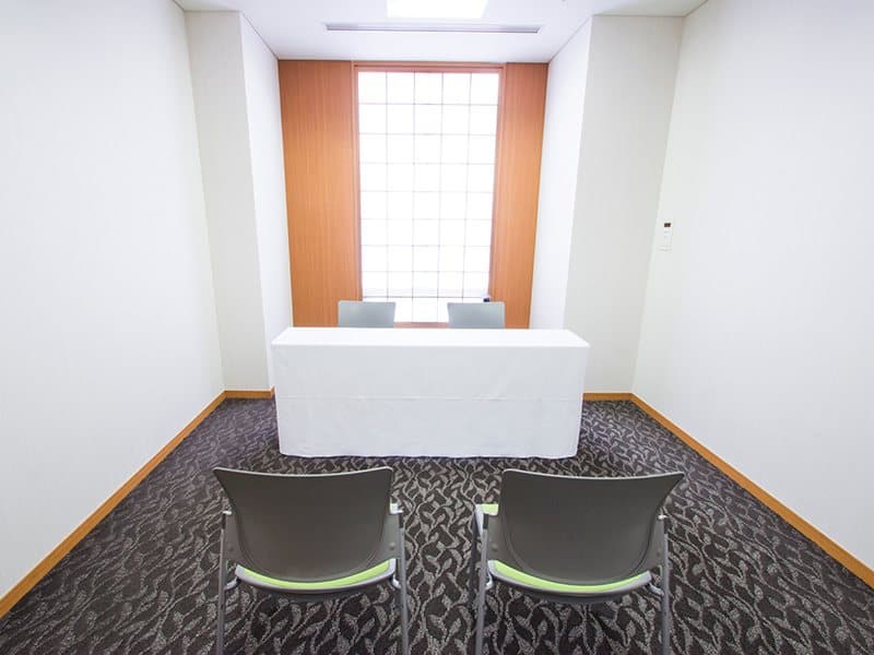 最大ロの字型で10名収容可能です。
採用面接・各種控室・少人数での会議など、多用途にご利用頂いております。
