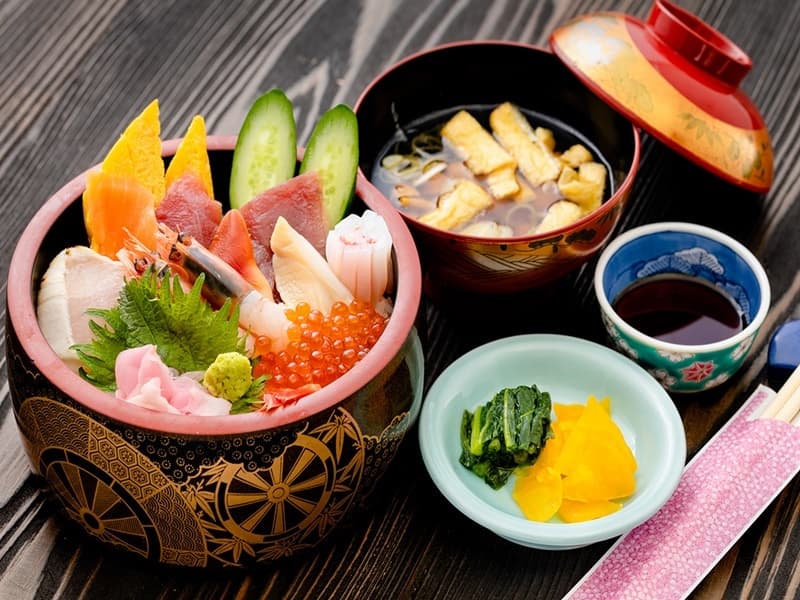【料理一例】海鮮丼
写真はすべてイメージです。
※完全予約制　20名様以上でのお申し込み
※季節により料理内容は変更となりますので詳細はお問い合わせください。

