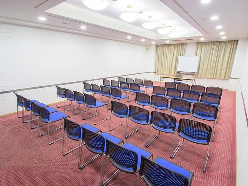 最大シアター型で７０名収容可能です。

お客様の用途に合わせてレイアウトさせていただきます。

「会議・研修・セミナー・展示会・パーティー等」、様々なニーズに合わせてご利用いただけます。