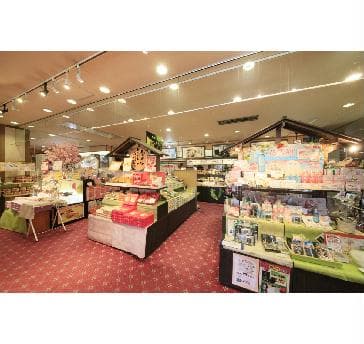 温泉旅館の醍醐味といえば『お土産探し』！
地元の名産品やサンバレー限定銘菓、朝市限定の干物コーナーなど、充実のラインナップでお待ちしております。