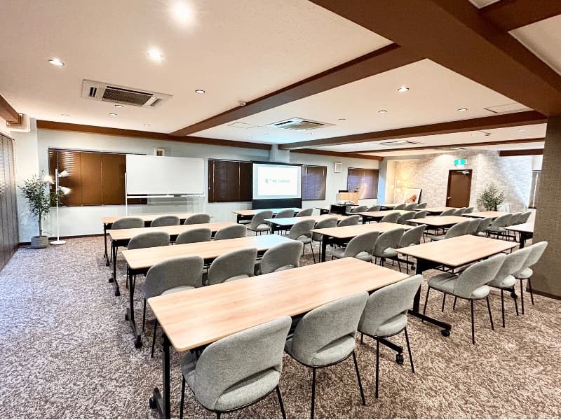 会議室内の100インチスクリーン、司会台、ホワイトボードなどの備品は全て無料でお使いいただけます