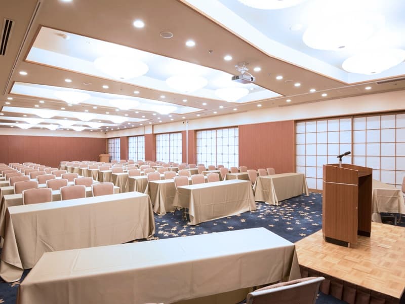 会議室『平安』（分割利用可）
面積：197㎡
最大、スクール形式で80名様までの会議が可能です。
会場はwi-fi利用可です。