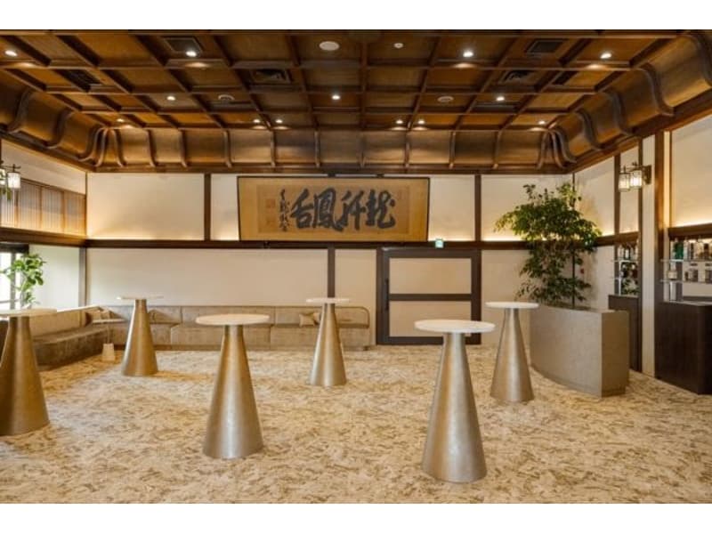 【GRAND BALL ROOM】
東山のシルエットを一枚板に写した欄間など、匠の技が息づくしつらえが随所に。古来、書院建築において、格の高さを表現するために用いられた折上格天井が印象的な4.9mもの天井高を誇るメインバンケット。
