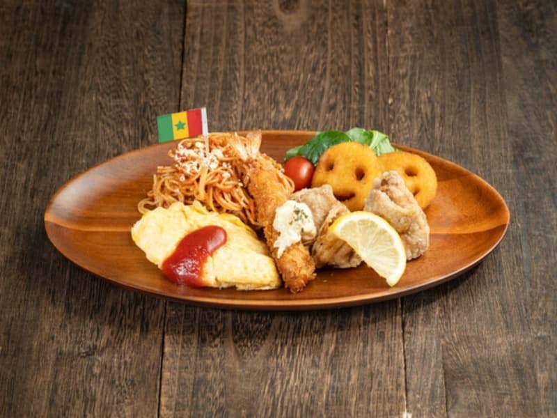 【お子様パスタ】トマトパスタ、エビフライ、チキンフリット、オムレツ、ポテトフライと盛りだくさん。ご注文は小学生以下のお客様に限らせていただきます。その他のお子様メニューもございます。