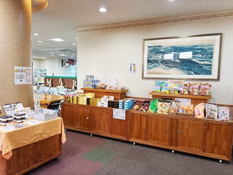 「売店」
営業時間： 7:30～22:00
銚子より取り寄せた地元魚屋さんの干物や、千葉県のお菓子・お酒など種類豊富なお土産を揃えております。