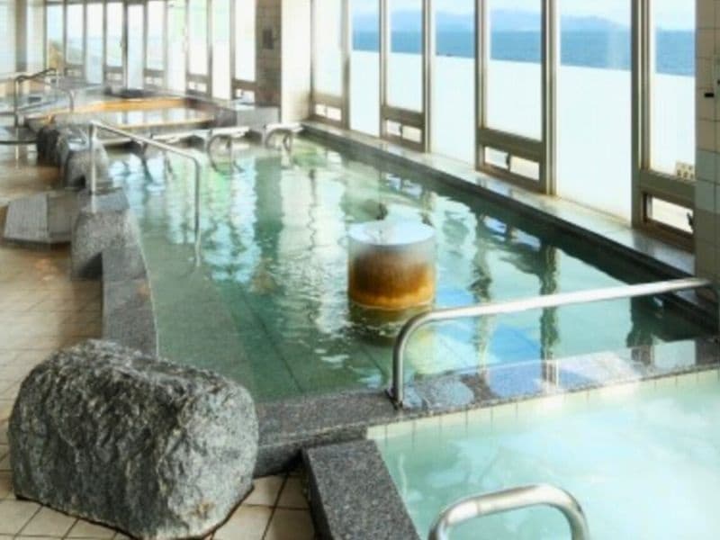 源泉白湯風呂
広い浴槽ですので、手足を伸ばしてのんびり入浴していただけます。
