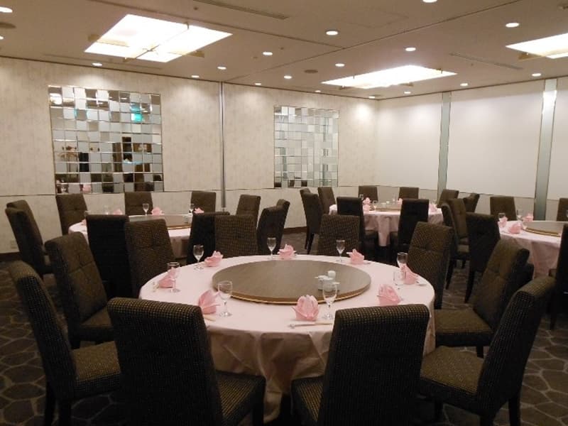 東天の間
ご家族やご友人とのお食事、接待、法事から同窓会や歓送迎会、懇親会などニーズに合わせて幅広くご利用頂けます。
店舗貸切なら120名様までご利用可能です。