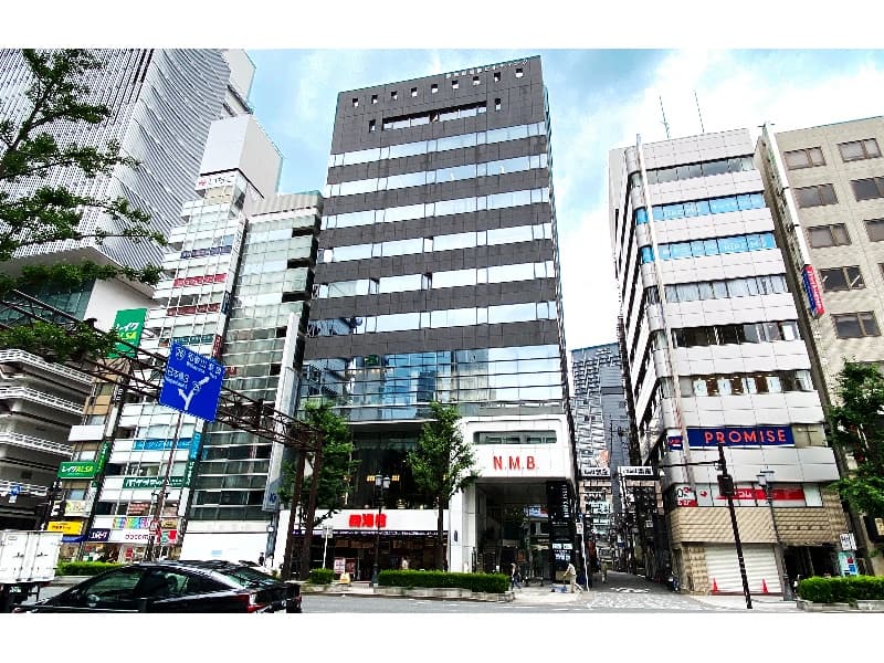 地下鉄御堂筋線「なんば駅」直結徒歩1分の好アクセス会場です。