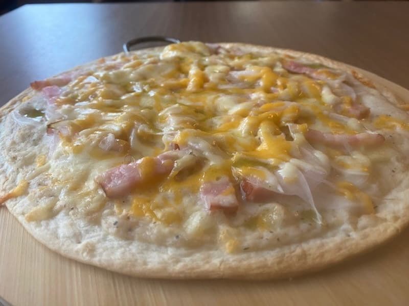 フラムクーヘン（アルザス　ピッツァ）
「薄い生地に玉ねぎ、ベーコン、チーズを乗せて焼き上げました。クリームソースを使うのがアルザス流！」
