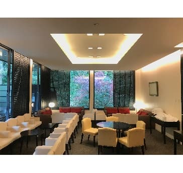 会食や会議のご案内やお控え室としてもご利用いただけます。
完全個室で使用する事ができ、マイクやスピーカー等の音響設備はございません。窓から見える四季の移り変わりをお楽しみいただけます。