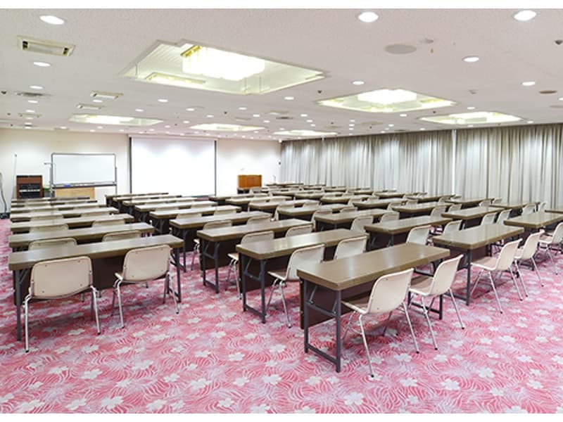 ■白鳳の間（６階）

８０名までの会合に適したお部屋です。
桜の間とつなげると１２０名まで収容できます。
宴会・パーティー会場としてもご利用いただけます。