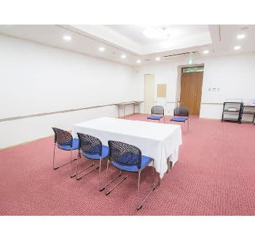 最大シアター型で70名収容可能です。
お客様の用途に合わせてレイアウトさせていただきます。
「会議・研修・セミナー・展示会・パーティー等」、様々なニーズに合わせてご利用いただけます。