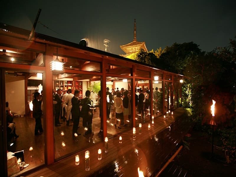 ■THE TERRACE（お庭からの景色）
日本家屋の長い廊下を抜けた先にある、プラットフォーム感もこのバンケットの特点で、海外のゲストにもご好評をいただいています。
専用のオープンキッチンが併設され、ゲストの皆様に出来たのお料理をお届けします。
